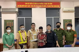 CSGT TP. HCM bắt 'nóng' đối tượng cướp giật điện thoại