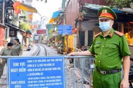 Hà Nội: Tạm dừng hoạt động "phố cà phê đường tàu"