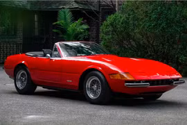 Chiếc Ferrari 365 GTS/4 Spider được bán lại giá 2,4 triệu USD