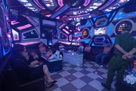 Bắt quả tang 14 đối tượng sử dụng ma tuý trong quán karaoke ở Vinh