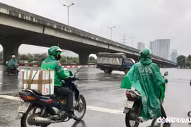 Xe ôm, lao động nghèo thêm gánh nặng khi xăng đầu liên tiếp tăng giá