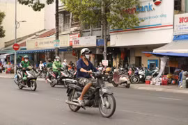 Xe không đèn, không biển số 'diễn xiếc' trên đường ở TP. HCM
