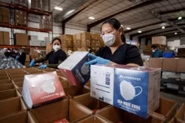 Khan hiếm nguồn cung, các bệnh viện Mỹ đầu tư vào sản xuất khẩu trang