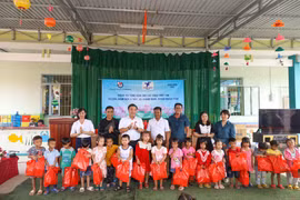 Hội Nhà báo tỉnh Khánh Hòa trao quà đến học sinh nghèo đầu năm học mới