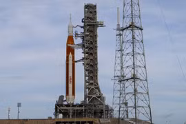 NASA hoãn vụ phóng tên lửa lên mặt trăng do sự cố động cơ