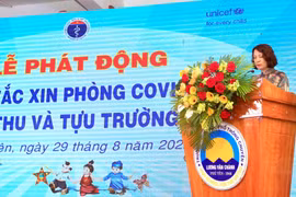 Tiêm vắc xin COVID-19 để "vui Trung thu và tựu trường an toàn"
