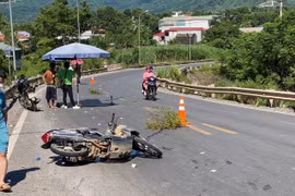 Bất ngờ trượt ngã trên quốc lộ 6, một người phụ nữ tử vong