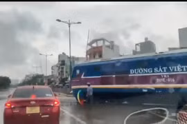 Vụ tàu hỏa chạy ngang đường nhưng chưa hạ chắn: Do tầm nhìn hạn chế?