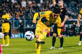 Quang Hải ghi bàn đầu tiên ở Ligue 2, giúp Pau FC thoát thua trước Rodez AF