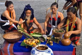 Người "giữ lửa" văn hóa truyền thống Ca Dong