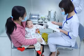 Hàng chục nghìn trẻ TP.HCM thiếu vắc xin