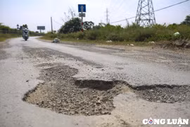 "Ổ voi, ổ gà" lồi lõm, rác thải tràn lan "nhếch nhác" đường gom cao tốc Pháp Vân - Cầu Giẽ