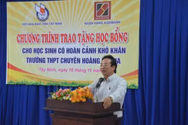 Hội Nhà báo Tây Ninh trao học bổng cho học sinh có hoàn cảnh khó khăn ở Bến Cầu và Trảng Bàng
