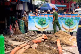 Đào đường sửa cáp điện, phát hiện một phần thi thể người