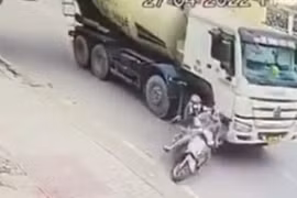 Bị xe bồn đâm ngay trước đầu xe, người phụ nữ chở 2 con nhỏ may mắn thoát nạn