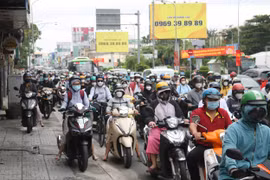 Sau lễ 30/4-1/5: Ngày đầu đi làm, người dân đã phải ‘lao’ vào cơn tắc đường