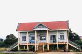 Thiếu thốn cơ sở vật chất, trường mượn nhà văn hóa làm lớp học, “biến” nhà xe thành thư viện