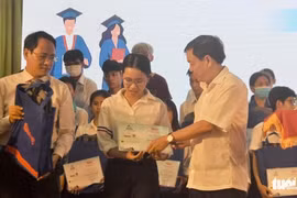 Báo Tuổi Trẻ đã trao học bổng "Tiếp sức đến trường" 2022