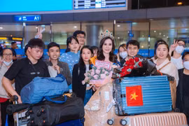 Tân Mrs Grand International 2022 Phan Kim Oanh rạng rỡ ngày trở về
