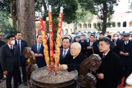 Tổng Bí thư Nguyễn Phú Trọng dâng hương tại Hoàng thành Thăng Long