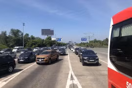 Phương tiện lưu thông tăng cao, nhiều tuyến cao tốc rơi vào tình trạng ùn tắc
