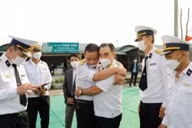 Xúc động buổi lễ tưởng niệm 64 liệt sĩ hy sinh tại đảo Gạc Ma