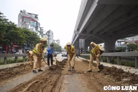 Hà Nội: Lực lượng chức năng truy tìm tài xế làm rơi vãi bùn đất tại lối lên vành đai 3 trên cao