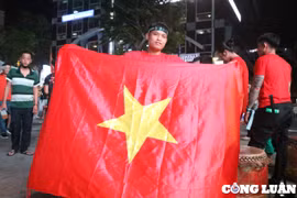 U23 Việt Nam tranh suất vào tứ kết, hàng trăm cổ động viên TP. HCM "cháy" hết mình cổ vũ