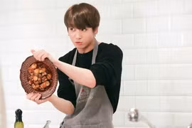 Jungkook, Jennie và những cái tên đình đám của Kpop bị gắn mác "thảm họa bếp núc"