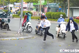 "Sỹ tử" vội vã chạy vào điểm thi khi trời đổ cơn mưa bất chợt
