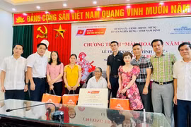 Chương trình “Màu hoa đỏ” năm 2022 trao tặng quà tình nghĩa cho các gia đình chính sách