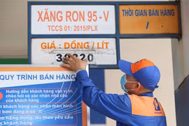 Hai lần giảm thuế bảo vệ môi trường, chưa đủ để kiềm chế giá xăng tăng "sốc"