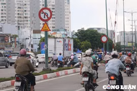 TP. HCM: Bất chấp nguy hiểm, nhiều người vẫn cố băng ngang qua đường sắt