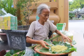 Những người bán hàng “nặng lòng” với cốm Hà Nội