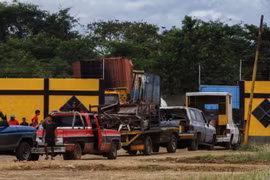 Tài chính khủng hoảng, Venezuela xuất khẩu đồng nát để thu ngoại tệ