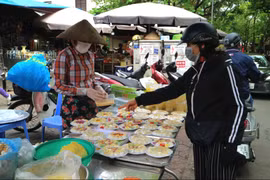 Tết Hàn thực, tiểu thương bán bánh trôi, bánh chay được dịp “bội thu”