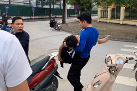 Hà Nội: Nam thanh niên gục xuống sân bê tông, co giật được cảnh sát kịp thời cứu sống