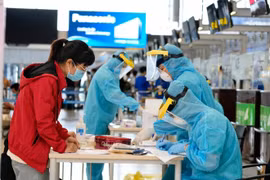 Bất cập trong tổ chức test nhanh COVID-19 tại cảng hàng không