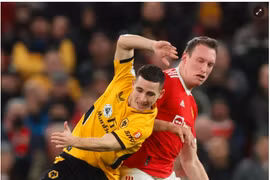 Phil Jones trở lại đội hình MU sau hơn 700 ngày