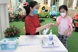 Các bé mầm non rộn ràng tới lớp sau thời gian nghỉ học vì Covid-19