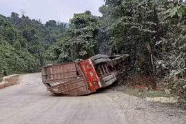 Xe đầu kéo đâm vào vách núi khiến tài xế tử vong