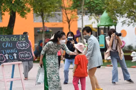 Học sinh mầm non Hà Nội đi học sau gần một năm nghỉ ở nhà
