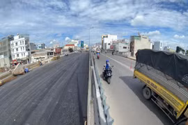 TP. HCM: Người dân ‘hết sợ kẹt xe’ vì nhánh 2 cầu Bưng sắp thông xe