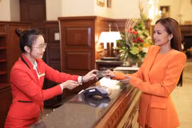 Bí mật sau chiếc thẻ quyền lực tân Hoa hậu Hoàn vũ nhận trong đêm đăng quang