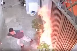 Gã đàn ông bất ngờ tạt xăng đốt nhà chị họ