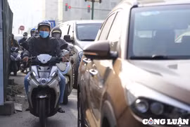 Hà Nội: 9 chiếc lô cốt bỏ hoang nằm trên tuyến đường dài 300m, khiến giao thông ùn tắc