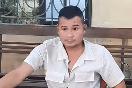 Con vi phạm giao thông, bố mang dao đe dọa công an