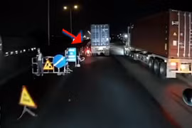 Xe máy đi ẩu may mắn thoát nạn khi luồn lách giữa dàn xe container
