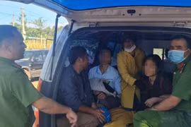 Đắk Lắk: Giải cứu bé trai bị bố mẹ mắc bệnh tâm thần nhốt trong nhà nhiều ngày