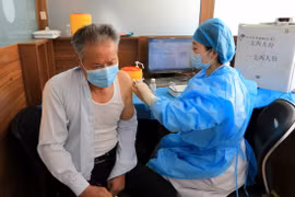 Trung Quốc tăng cường tiêm vắc xin COVID-19 cho người cao tuổi
